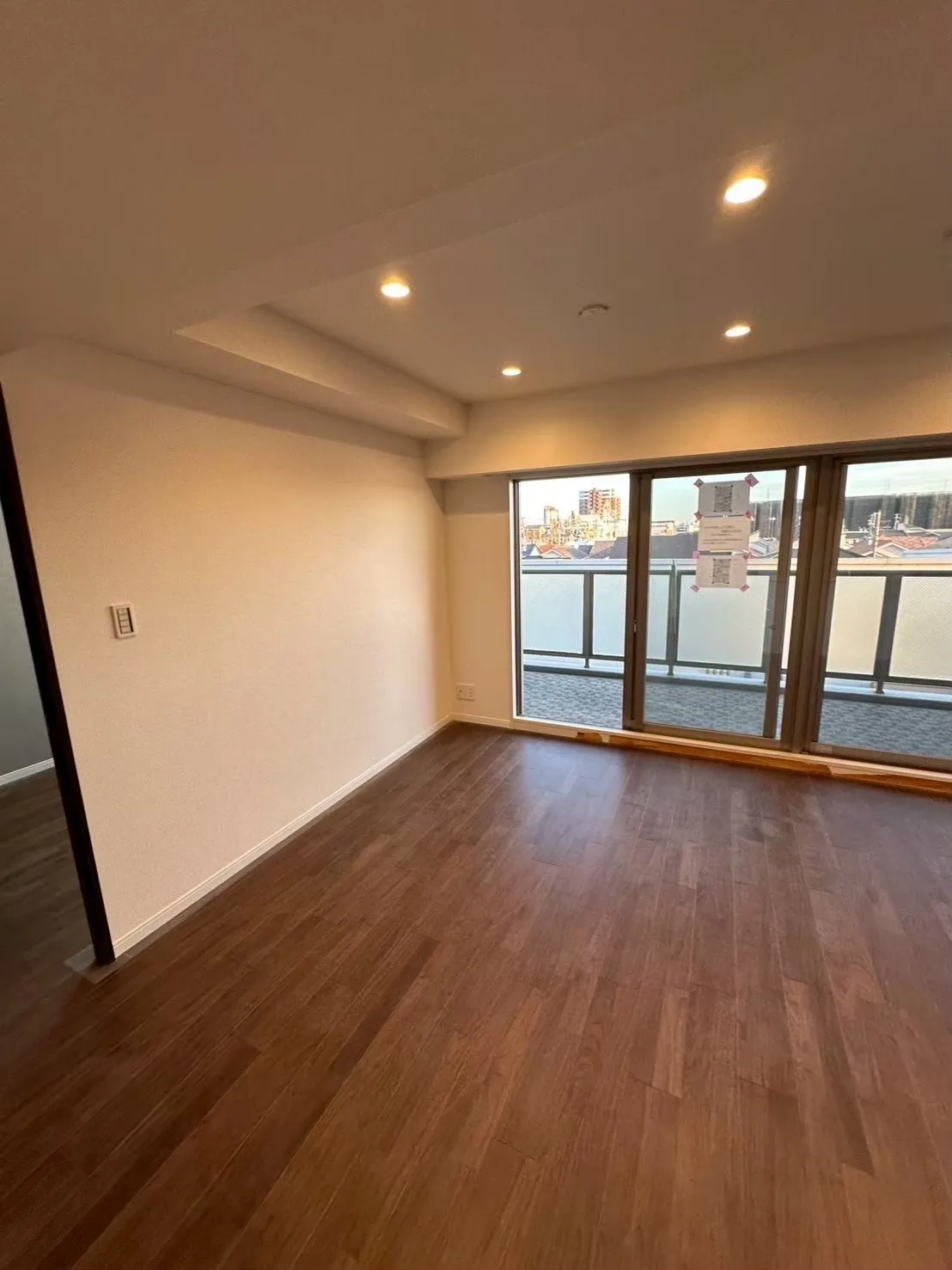 ダークブラウンの床